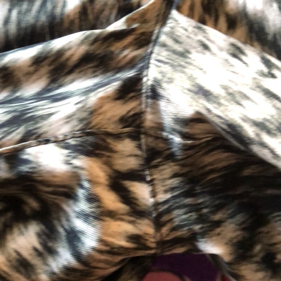 Descente Snowboard pants in black, grey and cream - Picture 12 of 16